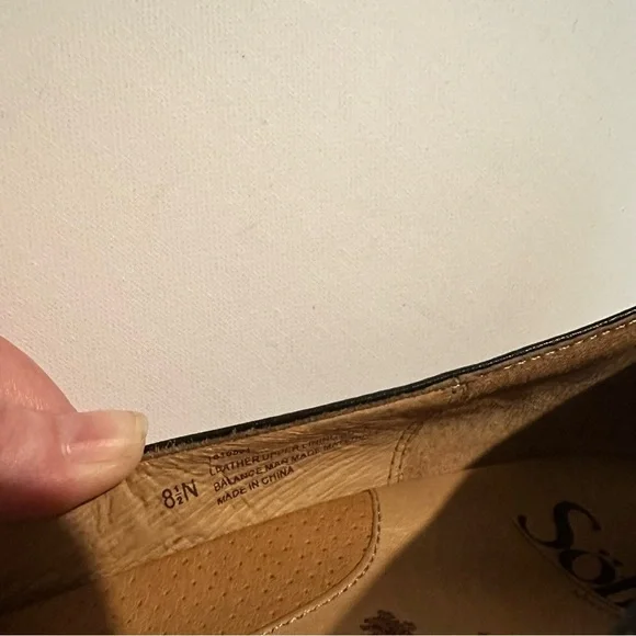 Sofft Kitten Heel Pump Kiltie Horse Bit Black Leather Size 8.5 Classic - Picture 11 of 11